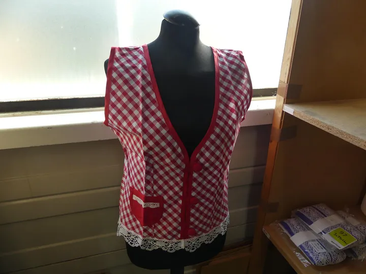 Konvolut Weste LENA m. Spitze blau/weiß kariert und rot/weiß, Gr. S (ca. 16 Stück)